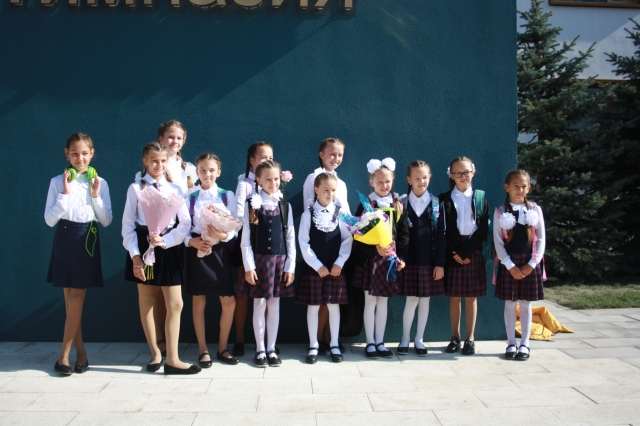 Дети  с удовольствием позируют на фоне обновлённрого фасада здания.