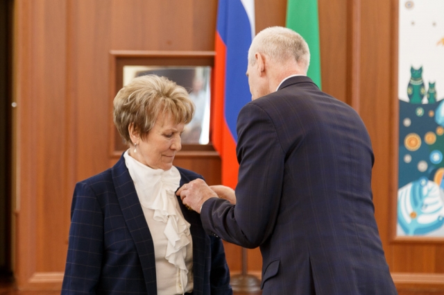 В 2022 году Владимир Уйба присвоил Раисе Сметаниной высшее почётное звание Героя труда Республики Коми.