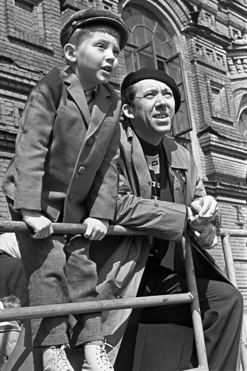 Юрий Никулин с сыном Максимом на Красной площади. 1963 г.