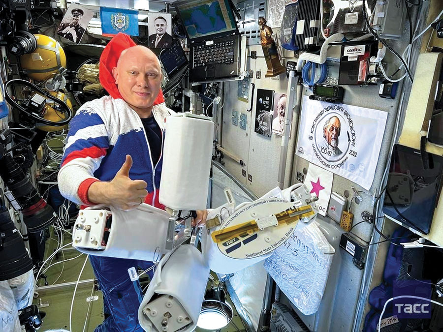 Лётчик-космонавт, почётный профессор ЮЗГУ Олег Артемьев проводит на МКС подготовку спутников ЮЗГУ для запуска в открытый космос.