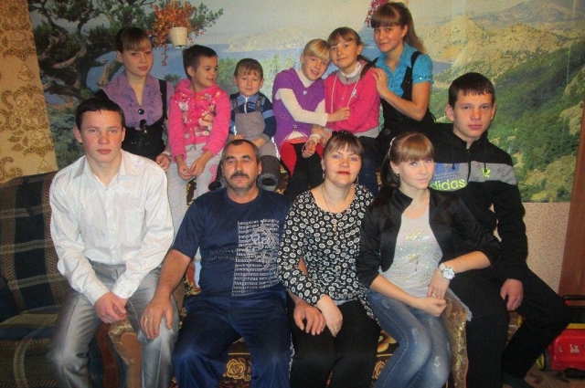 Людмила с первым мужем и первыми приёмными детьми.