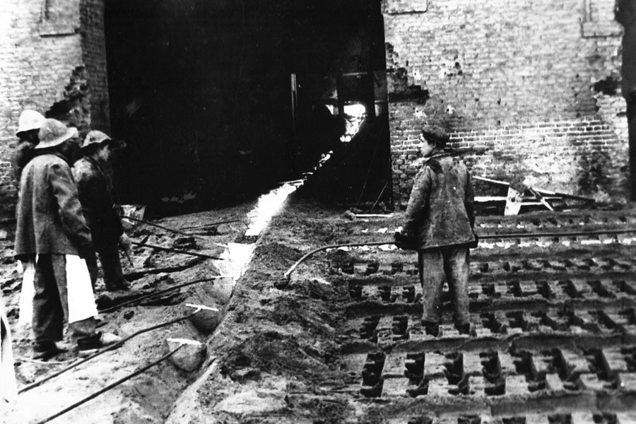 Разливка чугуна на литейном дворе доменного цеха, 1935 г.