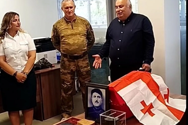 Внук солдата, Тенгиз Велулава на церемонии передачи останков.