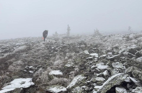 А у подножия горы ещё стоит осень.