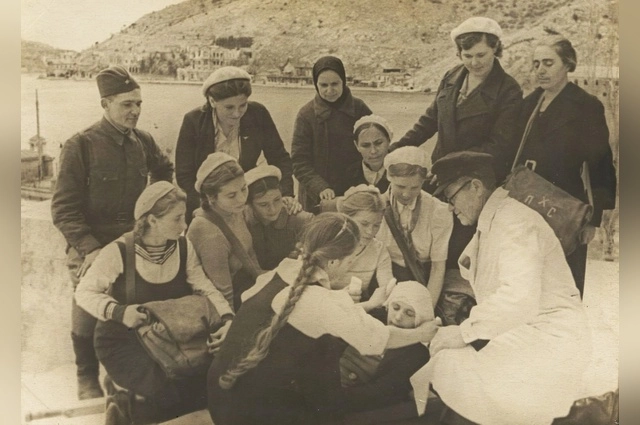 Балаклава, занятия ополченцев по оказанию первой помощи раненым, 1941 г. 