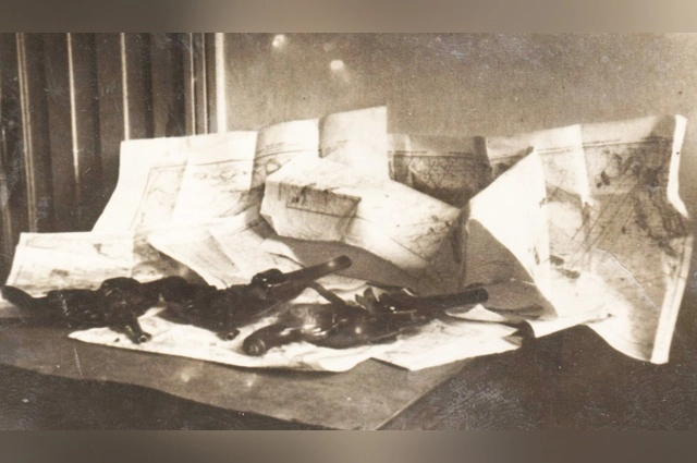 Оружие и карты, изъятые у заброшенных в тыл Красной армии диверсантов. 