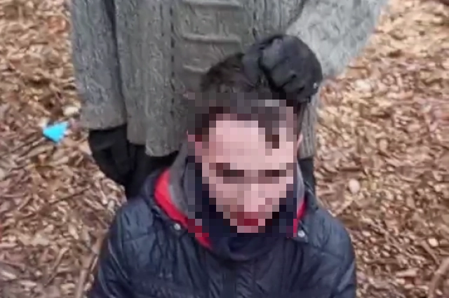 Подростка держали за волосы, чтобы он смотрел в камеру. Подростка держали за волосы, чтобы он смотрел в камеру.