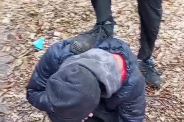 Парня неоднократно пинали по спине и голове.