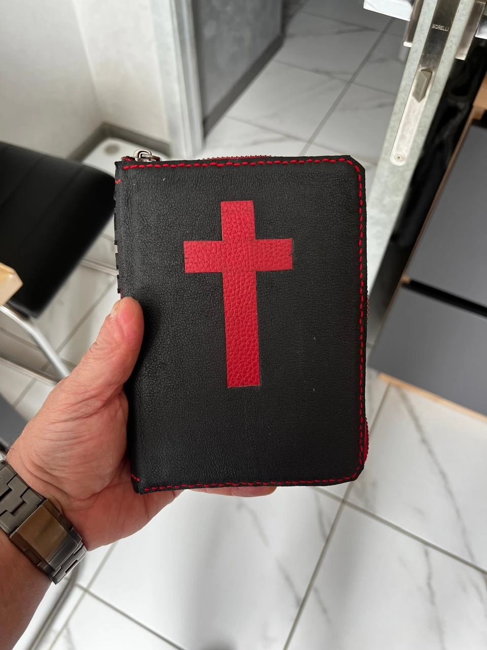 Сидя на домашнем аресте, фигурант дела обтягивает кожей книги.