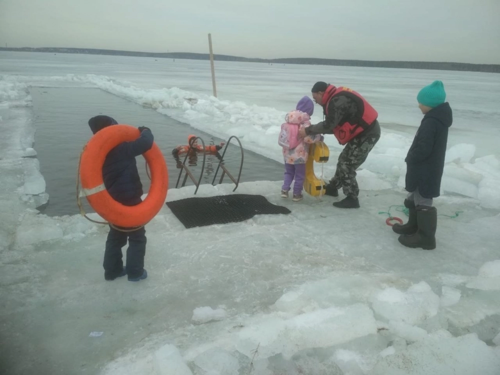 Для того, чтобы предотвратить трагические случаи, спасатели ВОСВОД проводят открытые уроки спасения из полыньи для всех желающих.