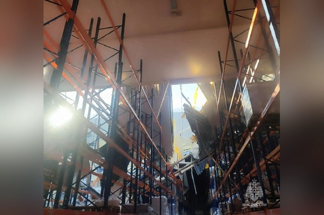 Рухнула крыша распределительного центра.