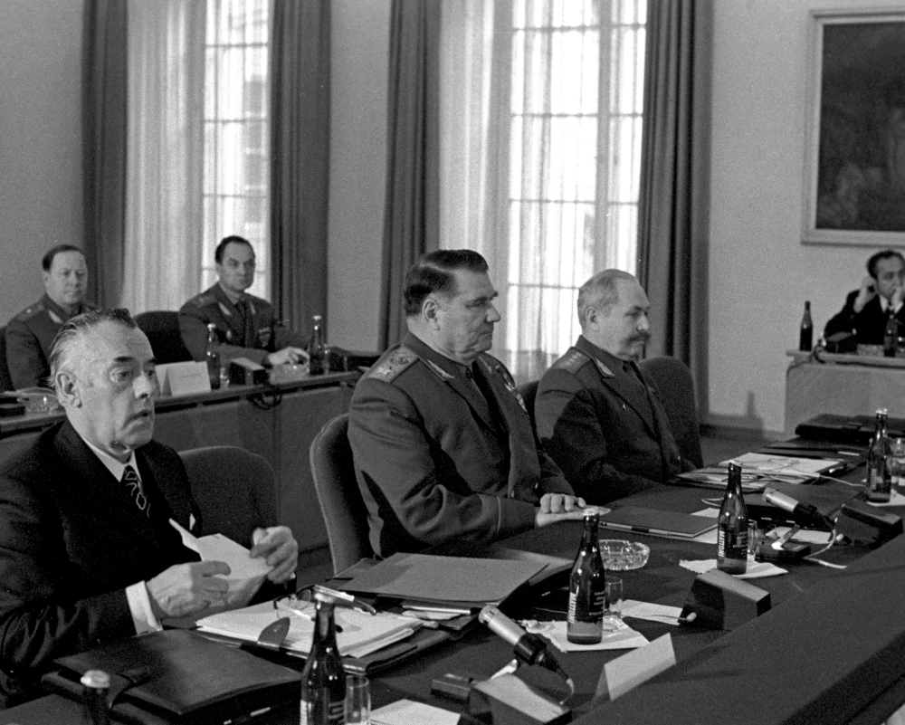 Николай Фирюбин (крайний слева) на совещание Политического консультативного комитета государств-участников Варшавского Договора. 1972 г.