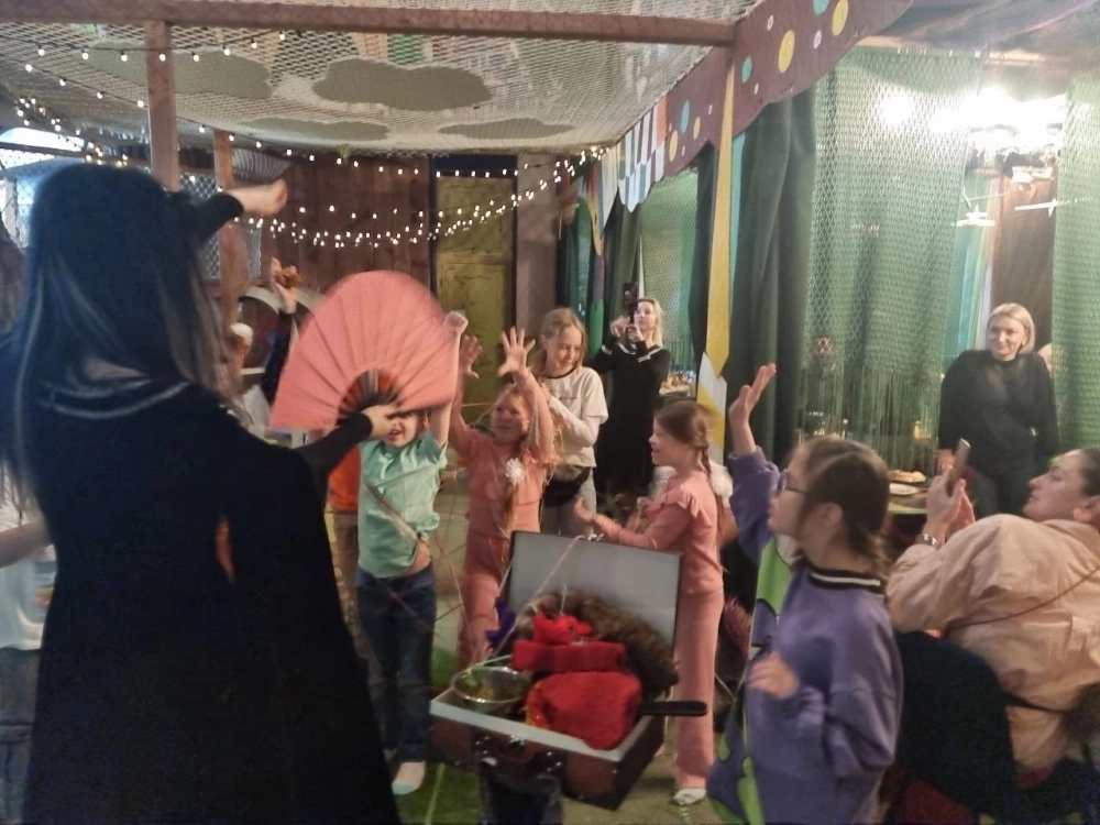 Виктория на одном из выступлений перед детьми