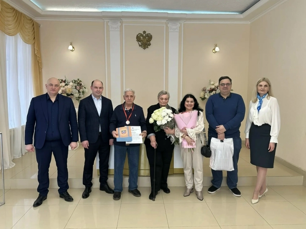 Поздравить пару с красивой датой пришли родственники.