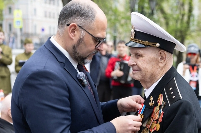 Столетний ветеран Николай Москаленко полон сил.