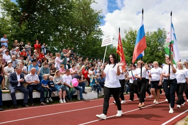 Парад организаций округа состоялся на местном стадионе.