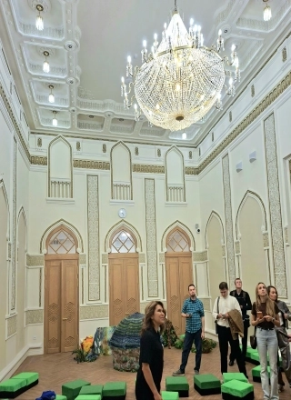 Белый зал во времена Купеческого собрания был бальным.