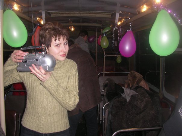 Друзья из Иваново украсили троллейбус мишурой и воздушными шариками.