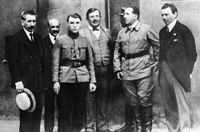 Венгерские революционные деятели (слева направо): Бела Кун, Р. Погани, Ландлер, Б. Санто, Т. Вельтнер.