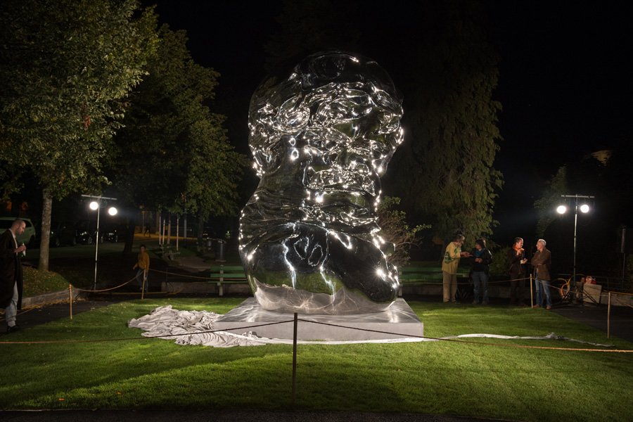 Памятник из нержавеющей стали с зеркальной полировкой Луи Шевроле работы скультора Кристиана Гонзенбаха (Christian Gonzenbach), установленный в Ла Шо-де-Фон, Швейцария
