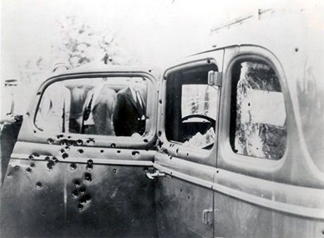Машина Бонни и Клайда. Стрельба была настолько громкой, что отряд Хеймера весь день страдал от временной глухоты.