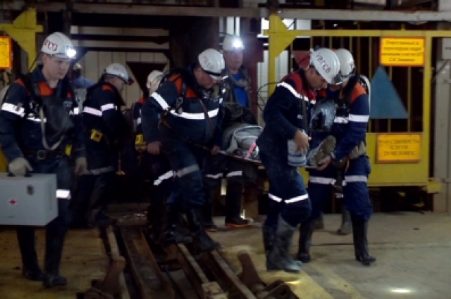 Спасатели подняли на поверхность рудника «Мир» спасенного шахтера.