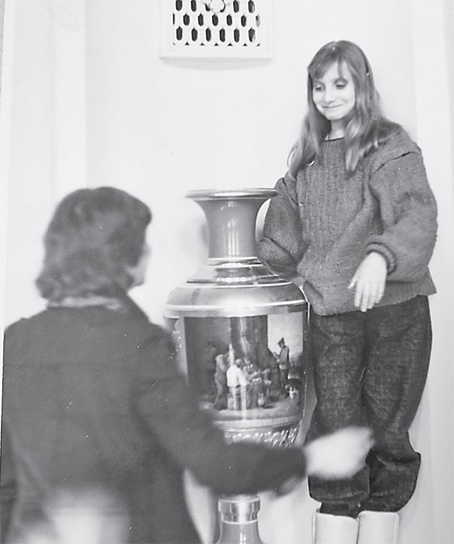 С дочкой Александрой у вазона в интерьерах парадного зала. 1986 год.
