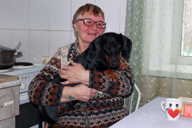 Тамара Апоятова в новом доме вместе с любимым питомцем.
