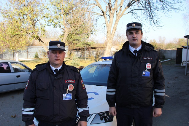 Старший лейтенант Денис Чеканов и лейтенант Александр Языков.