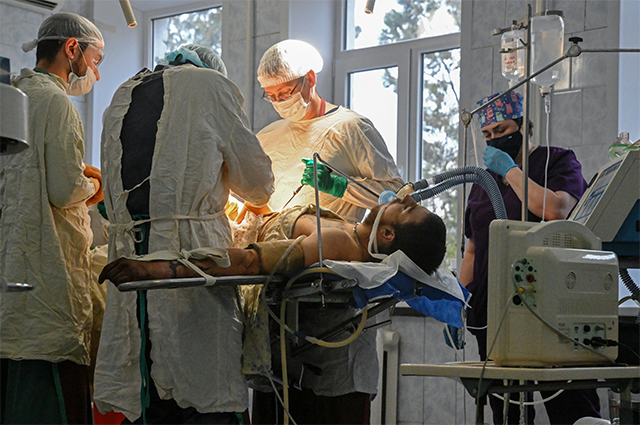 Медики оперируют военнослужащего Вооруженных сил Украины, сдавшегося в плен в Мариуполе, в Новоазовской центральной районной больнице.