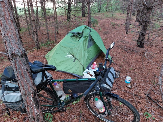 Ночевал Сергей обычно в лесу в палатке.