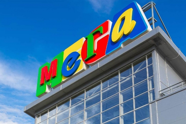 «Мега» — один из крупнейших торговых центров в Омске. Помимо многочисленных магазинов, тут есть фудкорт, каток, аттракционы и просто места для отдыха.