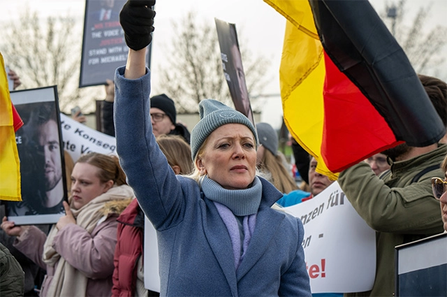 Мать Овсянникова проводит акцию протеста у военной базы США. 