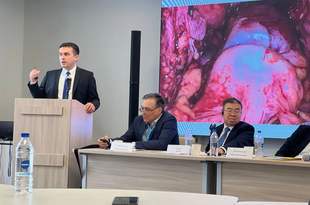 Сергей Ефетов выступает на II Евразийском форуме колоректальной хирургии.