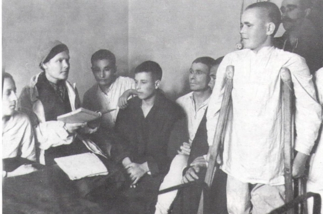 107 Сотрудница библиотеки в одном из госпиталей Ульяновска. 1941-1945 гг. УОНБ
