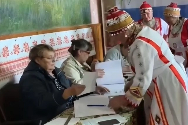 Участницы чувашского ансамбля голосуют всем составом. 