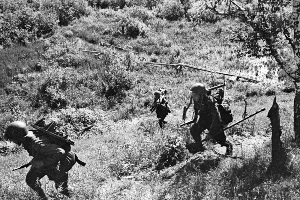 Великая Отечественная война 1941-1945 гг. Демянская фронтовая оборонительная операция. Минометный расчет Северо-Западного фронта занимают новые огневые позиции.