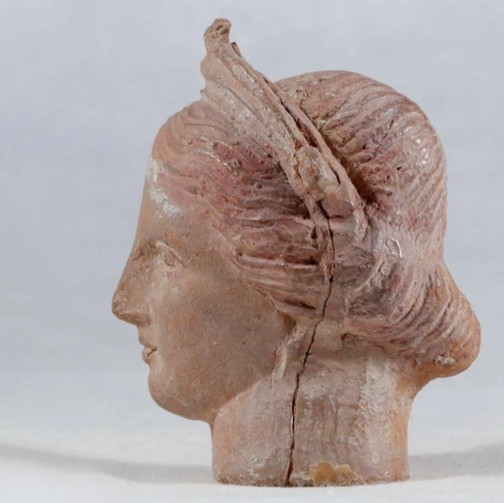 Найденная Мирмекийской экспедицией терракотовая голова, III-II вв. до н. э.