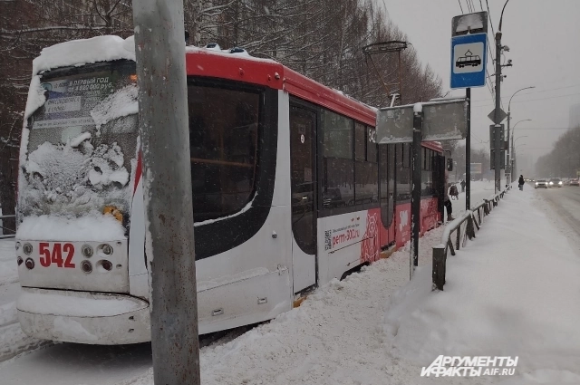 На днях в Перми в снегу застрял трамвай. Пассажирам пришлось пересаживаться на другой транспорт.