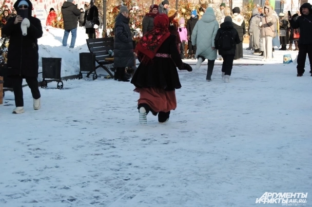 Несмотря на мороз, омички бегали в носках.