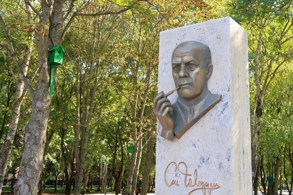 Горельеф Станислава Говорухина в парке