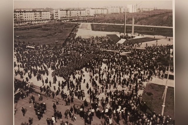 Торжественное открытие памятника Гагарину в Оренбурге. 12 апреля 1986 года.