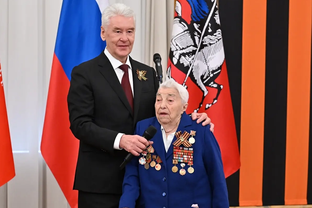Сергей Собянин вручил ветеранам памятные знаки «85 лет битвы за Москву»