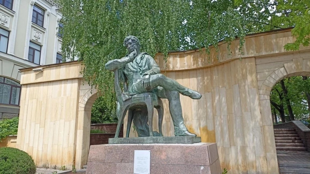 Памятник Пушкину на проспекте Карла Маркса в Ставрополе.