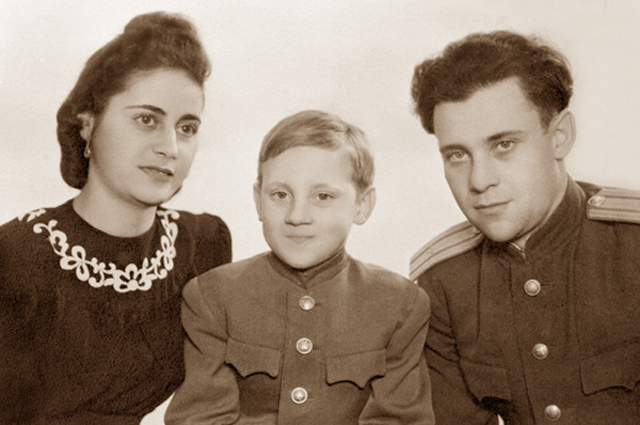 Владимир Высоцкий с родителями. 1947 год. 