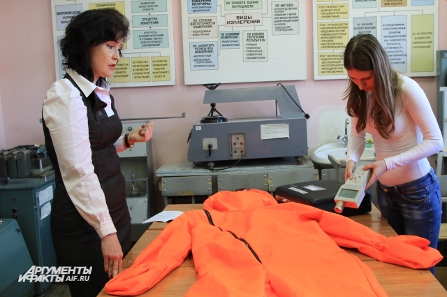 Ирина Черунова со студентами проверяет костюм спасателя на электростатичность.