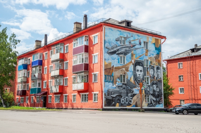 На фасадах появились портреты киселевчан - Героев Советского Союза.
