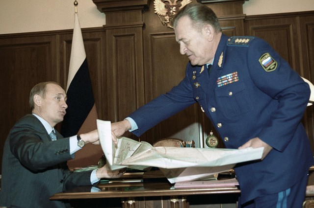 Президент РФ Владимир Путин и главнокомандующий ВВС РФ Анатолий Корнуков. 2000 год