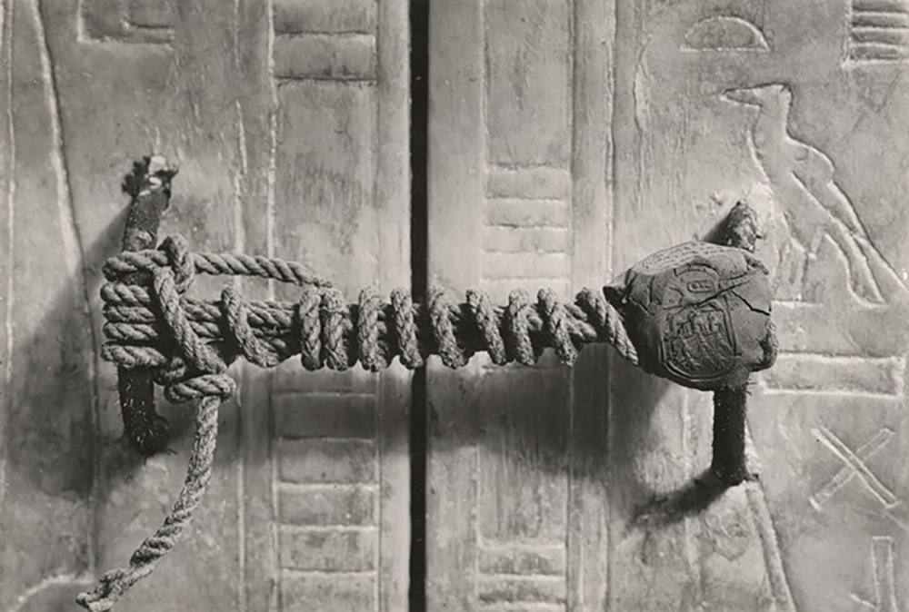 Гробница Тутанхамона к 100-лЦелые печати на дверях второго внутреннего ковчега свидетельствовали о том, что мумия осталась непотревоженной.етию вскрытия гробницы