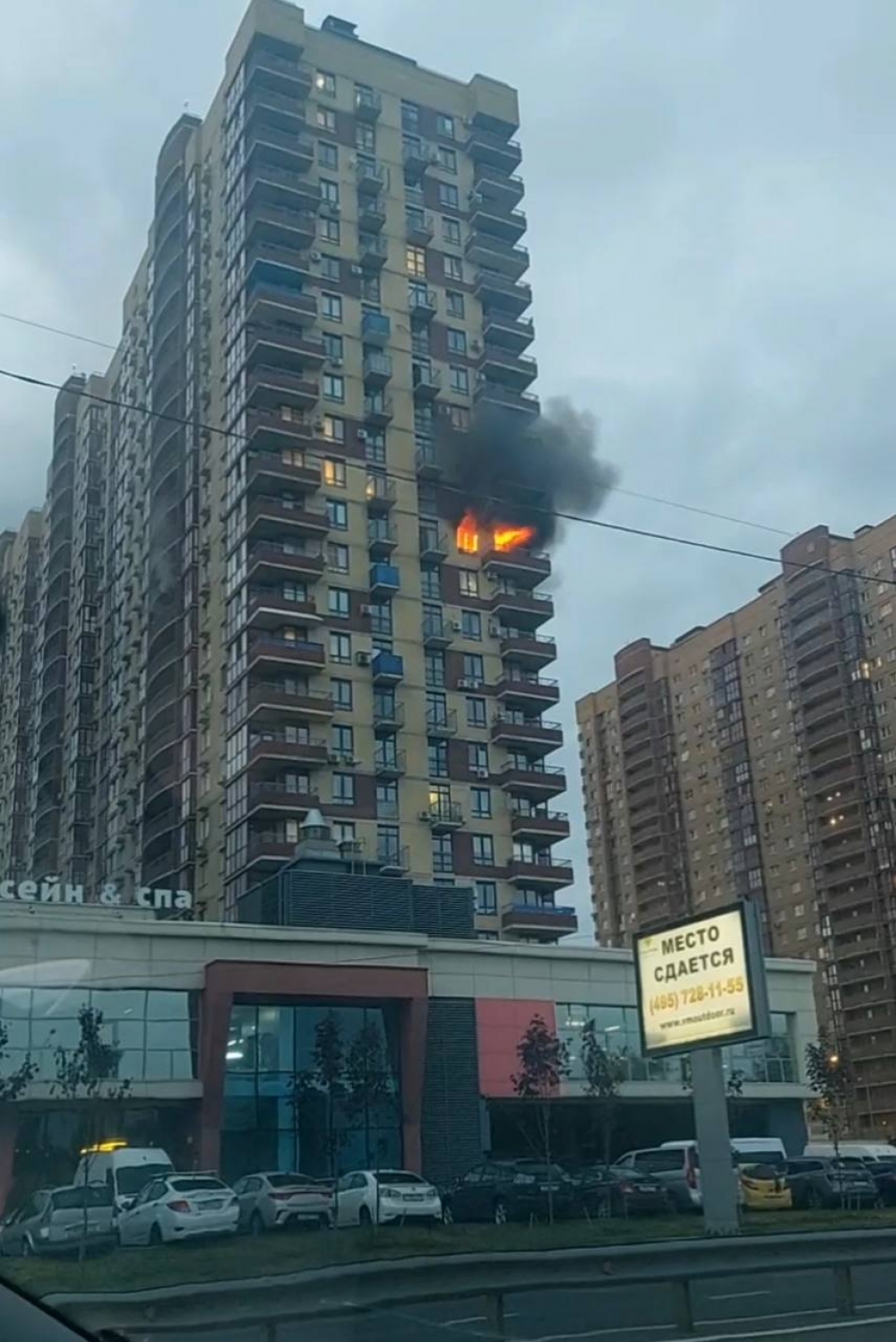 Спасаясь от огня, прыгали в окна. Очевидцы рассказали о пожаре в Королёве |  Аргументы и Факты